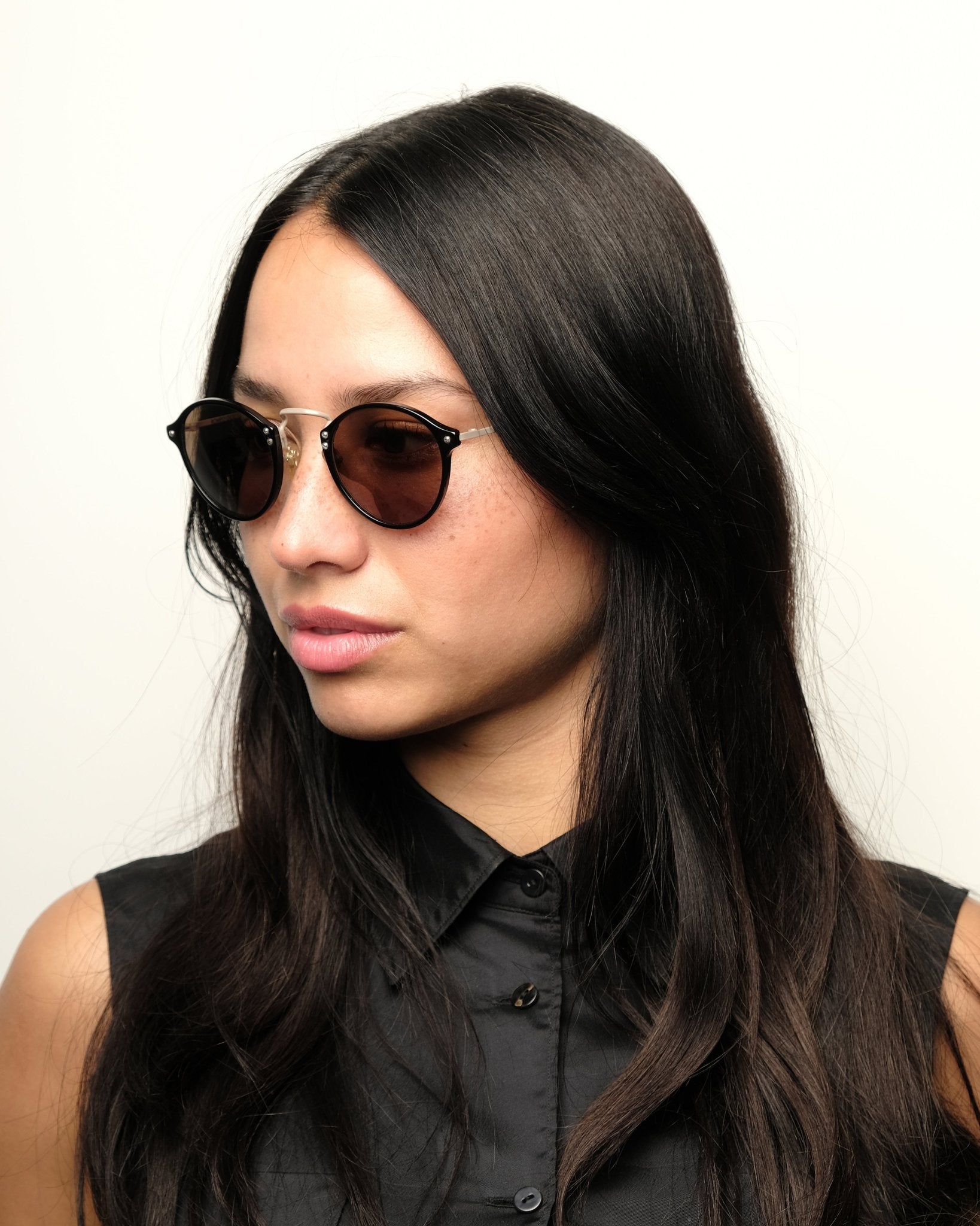 https://cdn.shopify.com/s/files/1/0818/5459/5398/files/romeo-gigli-romeo-gigli-sunglasses-vintage-su487-3591832.jpg?v=1778953714