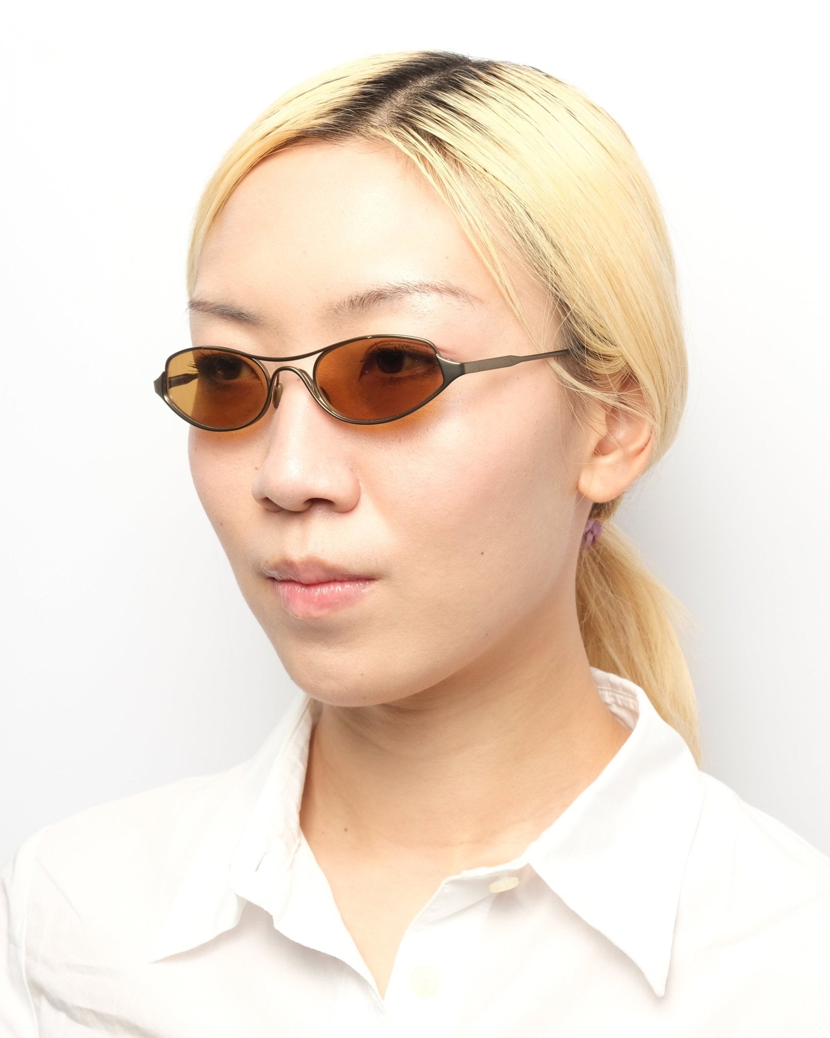 https://cdn.shopify.com/s/files/1/0818/5459/5398/files/ss2001-prada-sunglasses-927411.jpg?v=1743076471