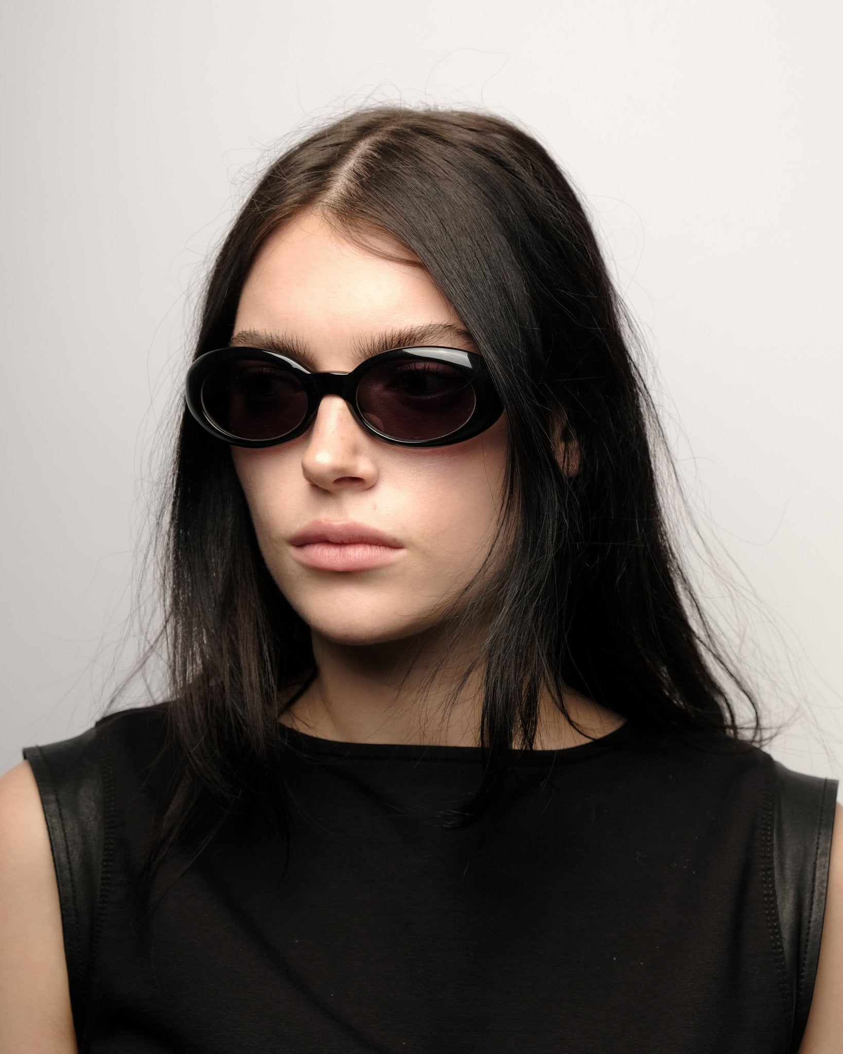 https://cdn.shopify.com/s/files/1/0818/5459/5398/files/valentino-valentino-spring-1998-sunglasses-vintage-su546-3416103.jpg?v=1784368352