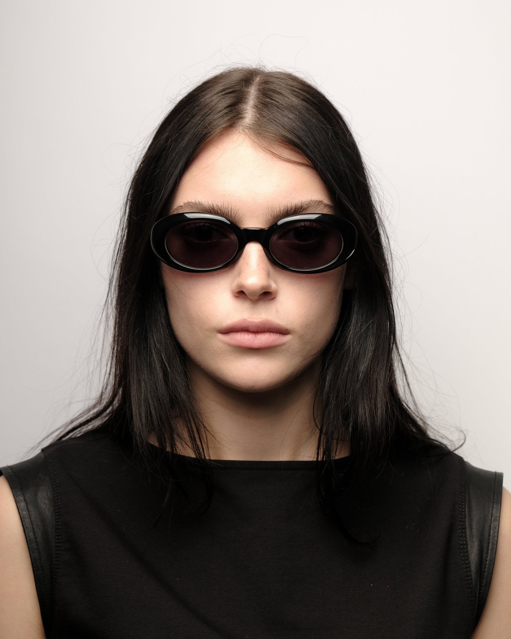 https://cdn.shopify.com/s/files/1/0818/5459/5398/files/valentino-valentino-spring-1998-sunglasses-vintage-su546-4883303.jpg?v=1784368350