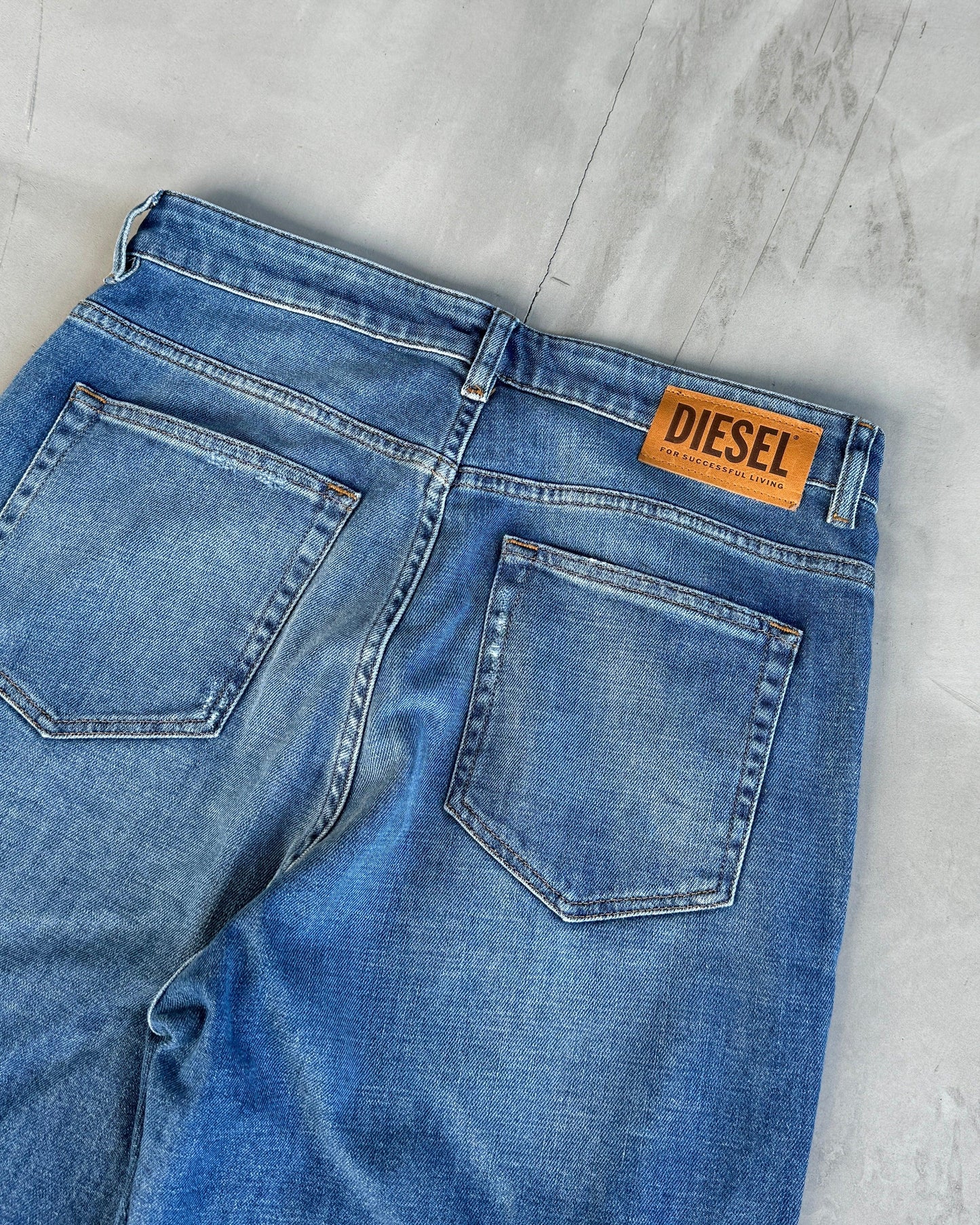 DIESEL DENIM STRAIGHT-LEG JEANS - W31" - Known Source