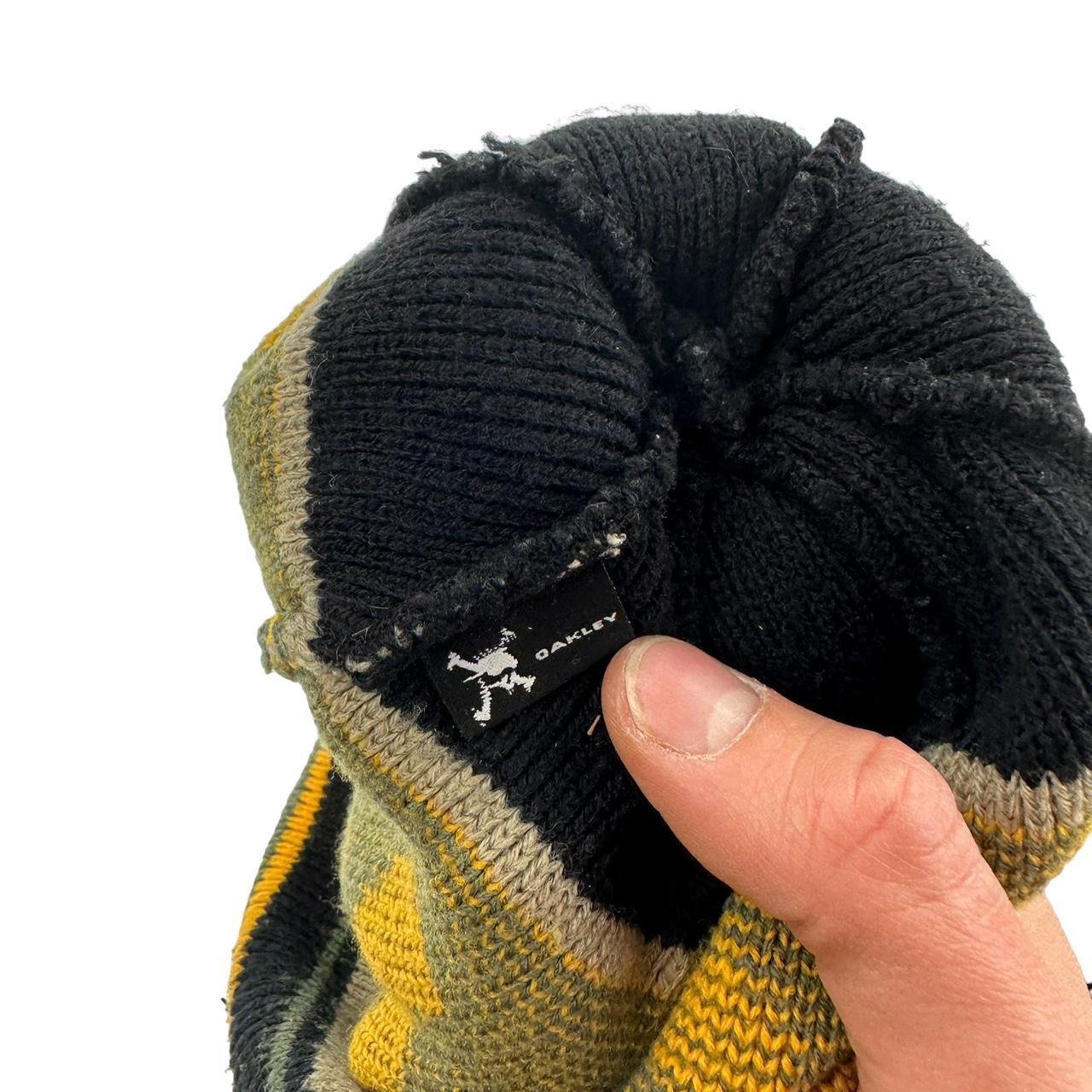 Oakley knitted bobble hat - Known Source