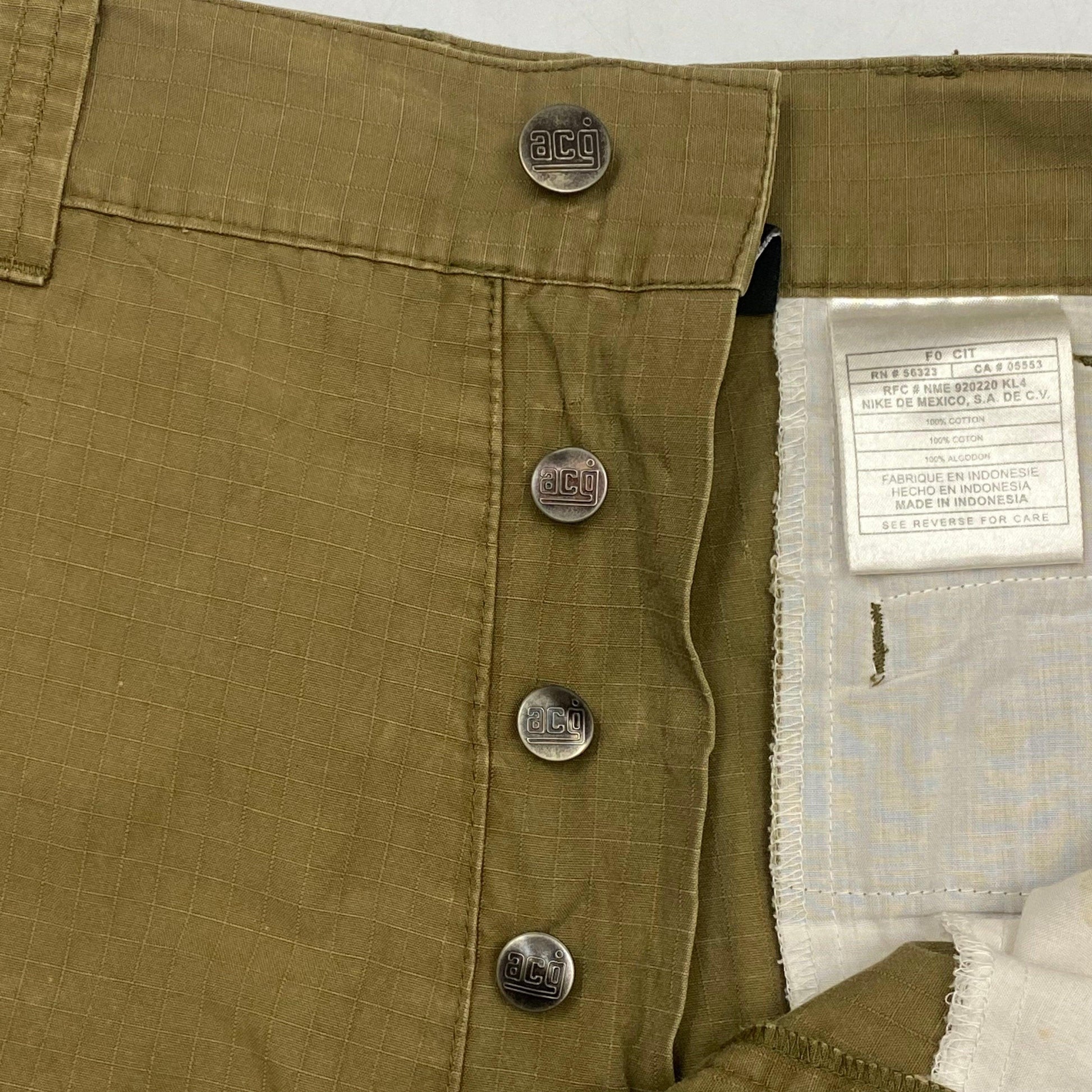 Nike ACG FW00 Ripstop Cargo Shorts - W32 - Known Source