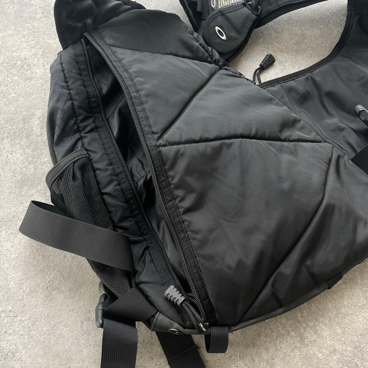 Oakley Software RARE 2000s technical sandbag sling bag (20”x15”x8”) - Known Source